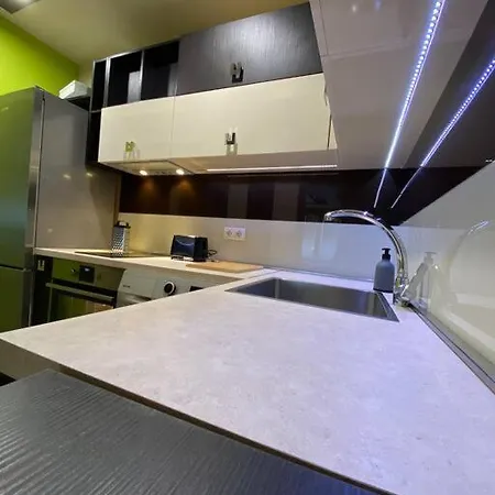 Modern 1br Apart W/ Garden View & Free Str Parking 公寓